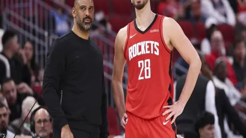 曼联传奇揭秘：滕哈格严规治军，锻造辉煌成就